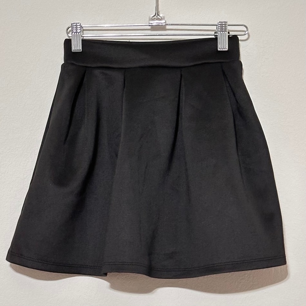 Lot of 2 Girls Small Skirts Black Pleated Skater Skirts & Black White Geometric‎